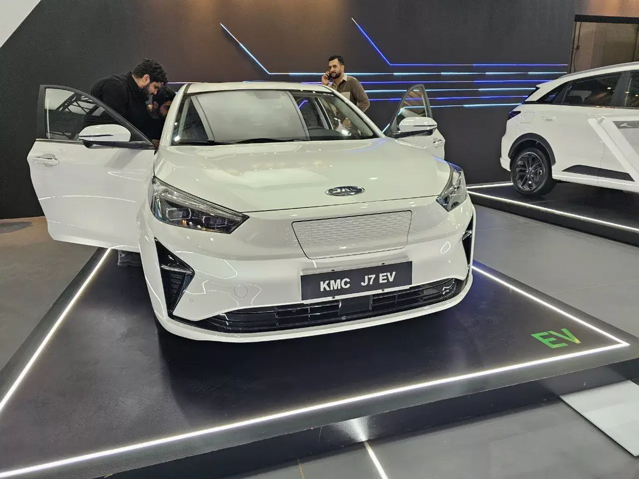 بررسی معایب خودرو کی ام سیj7 برقی